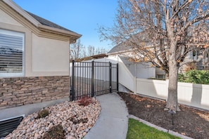 Property grounds - Serene 1 or 2 bedroom apartment New and Private in Pleasant Grove (Pleasant Grove)