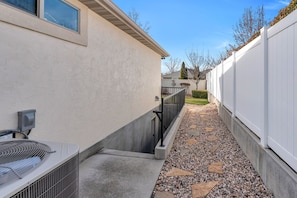Property grounds - Serene 1 or 2 bedroom apartment New and Private in Pleasant Grove (Pleasant Grove)