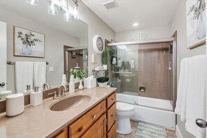 Hair dryer, towels, soap, toilet paper - Serene 1 or 2 bedroom apartment New and Private in Pleasant Grove (Pleasant Grove)