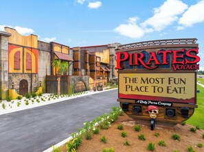 A building with a sign that reads 'Pirates Voyage' and a large sign stating 'The Most Fun Place to Eat!' - Fully Renovated 5 BDR PCB House-Walk to Beach! (Panama City Beach)