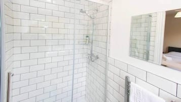 Chuveiro, secador de cabelo, toalhas de banho, sabonete