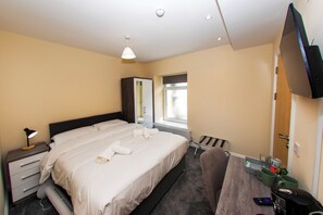 1 bedroom, iron/ironing board, WiFi, bed sheets - Queen-bed double room with desk, wifi & TV in friendly 1852 pub and 4-star B&B. (Mountain Ash)