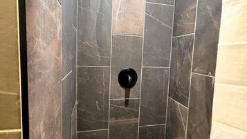 Douche, sèche-cheveux