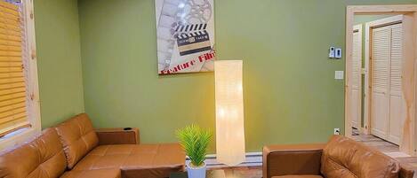 Smart TV, chimenea y estéreo