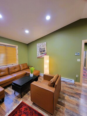 Smart TV, fireplace, stereo - H4 - Three-Bedroom Apartment (Lake Placid)