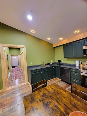 Fridge, microwave, oven, stovetop - H4 - Three-Bedroom Apartment (Lake Placid)