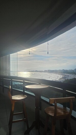 Outdoor dining - Apartment with beach view, right on the sand in Cantão da Riviera de São Lourenço. (Bertioga)