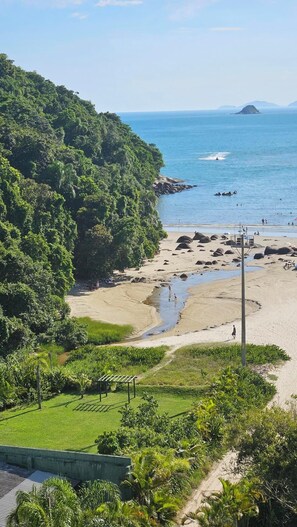 Beach - Apartment with beach view, right on the sand in Cantão da Riviera de São Lourenço. (Bertioga)