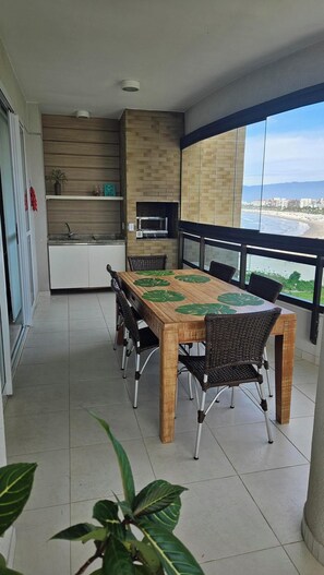 Dining - Apartment with beach view, right on the sand in Cantão da Riviera de São Lourenço. (Bertioga)