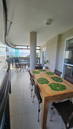Apartment with beach view, right on the sand in Cantão da Riviera de São Lourenço.