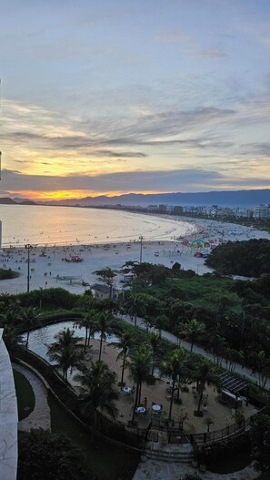 Beach - Apartment with beach view, right on the sand in Cantão da Riviera de São Lourenço. (Bertioga)