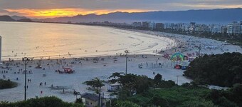 Apartment with beach view, right on the sand in Cantão da Riviera de São Lourenço.