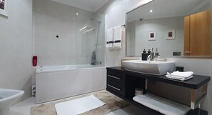 Sèche-cheveux, bidet, serviettes fournies, savon