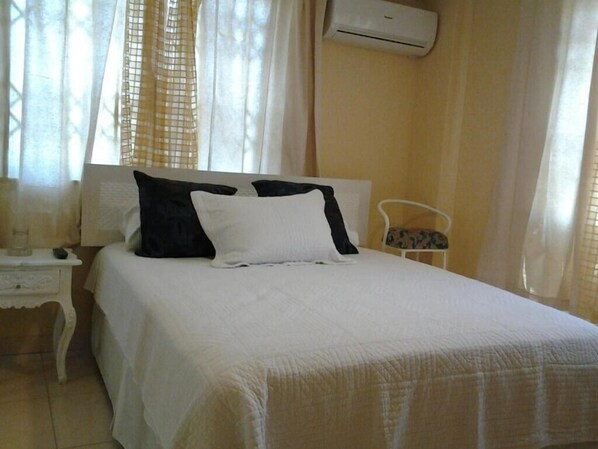 Standard Single Room, Patio, Courtyard View - SUITES LA ROSA (Guayaquil)
