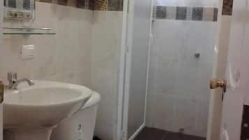 Habitación familiar, vistas al patio | Baño | Ducha, toallas, jabón y champú