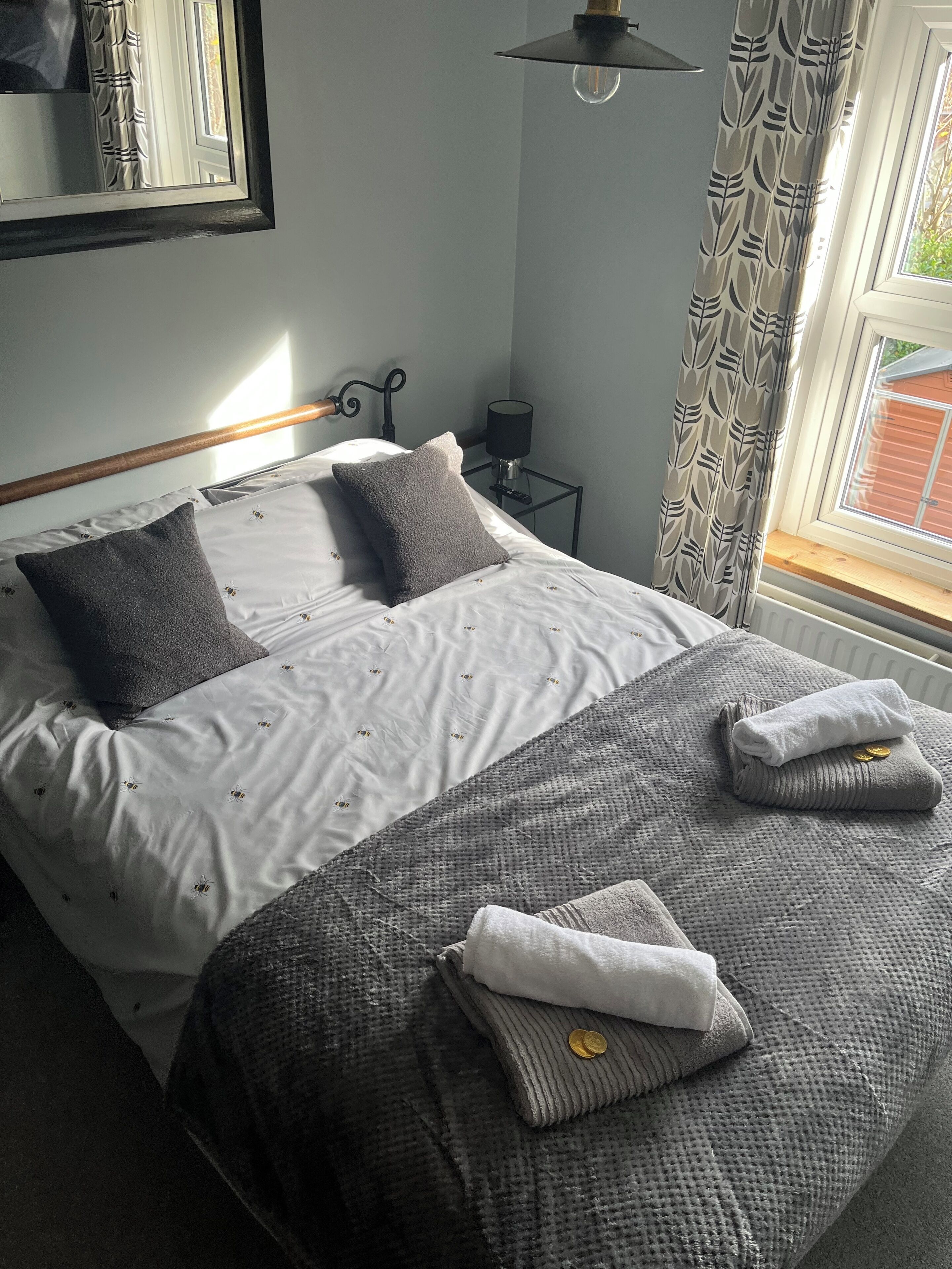 2 bedrooms, iron/ironing board, WiFi, bed sheets