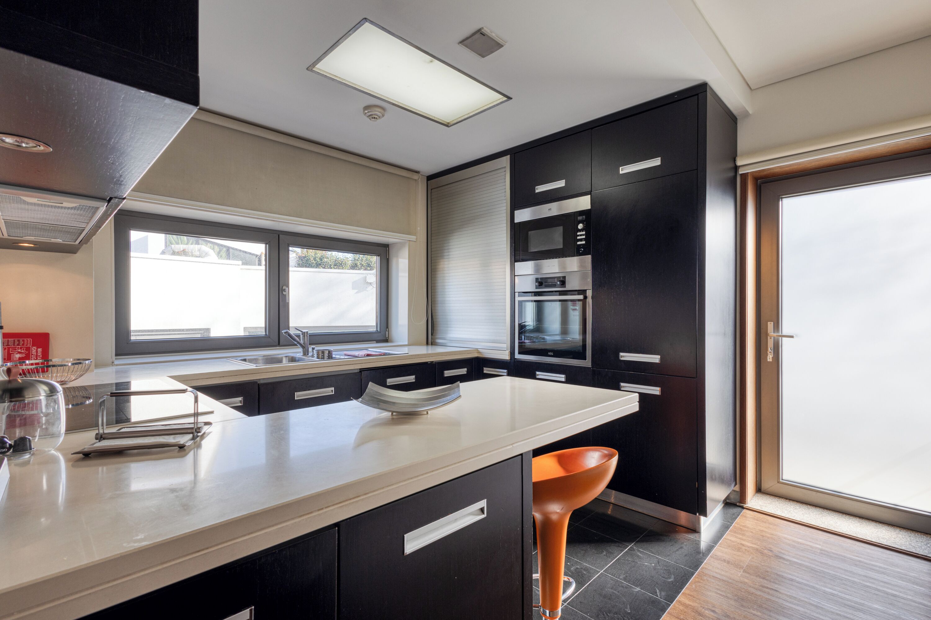 Deluxe villa | Privékeuken | Een espressoapparaat, een waterkoker, een kinderstoel