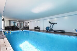 Piscina coperta, ombrelloni da piscina, lettini