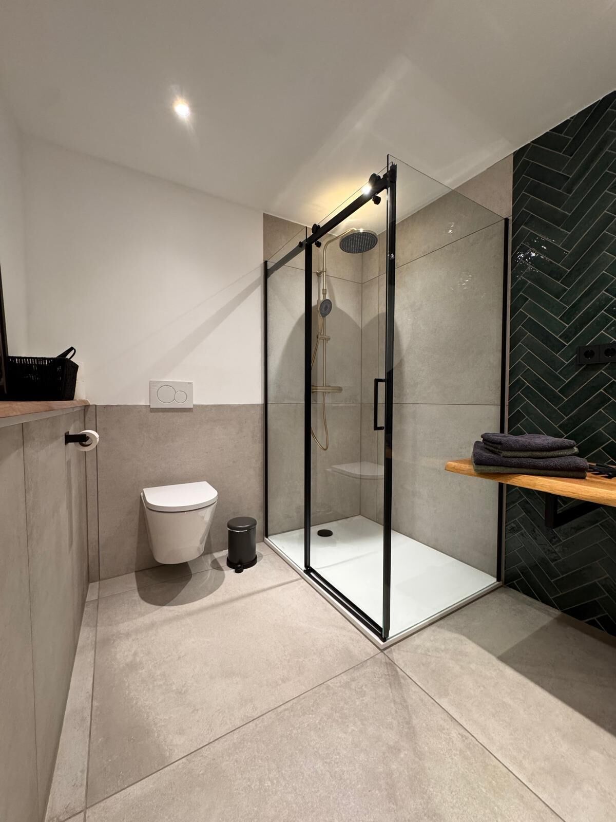 Een douche, een haardroger, handdoeken, toiletpapier
