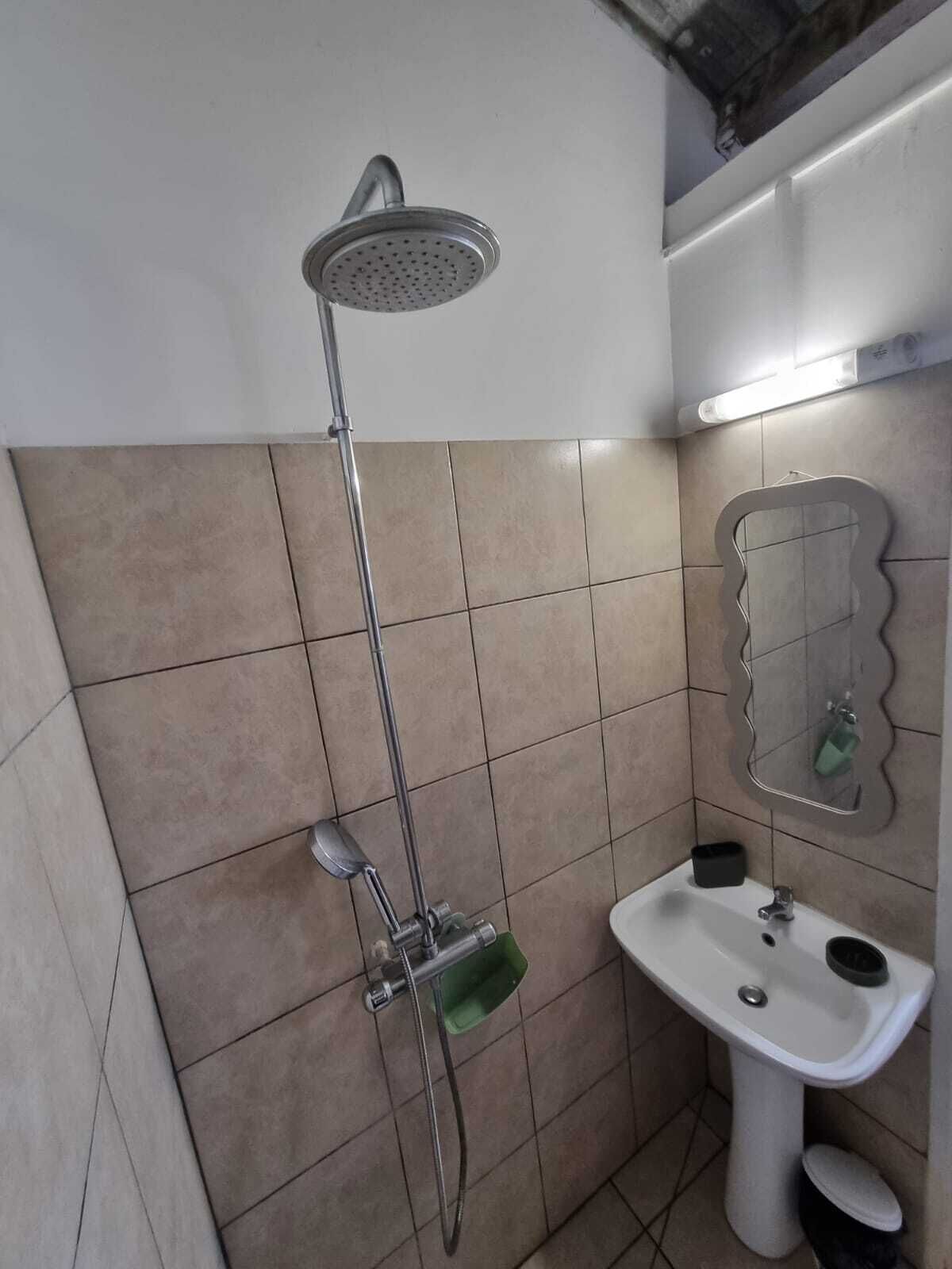 Dusche, Handtücher, Toilettenpapier
