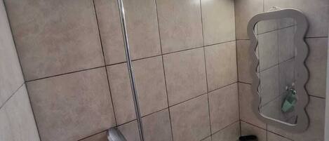 Dusche, HandtĂŒcher, Toilettenpapier