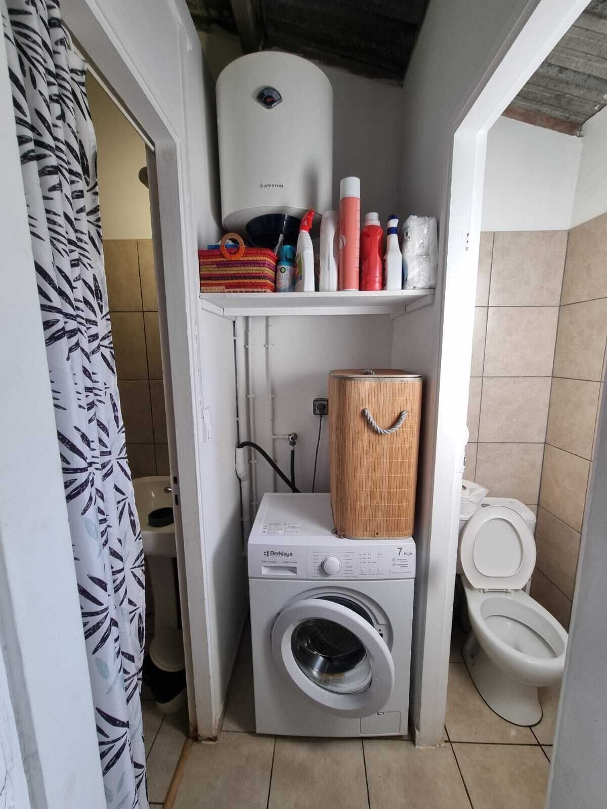 Chuveiro, toalhas de banho, papel higiênico 