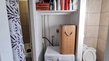 Chuveiro, toalhas de banho, papel higiênico