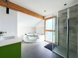 Douche, articles de toilette gratuits, sèche-cheveux