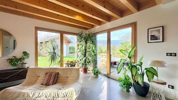 Télévision, livres, médiathèque, chaîne hi-fi