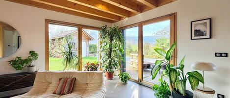 Télévision, livres, médiathèque, chaîne hi-fi