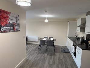 Fridge, microwave, oven, dishwasher - Modern 2 Bed Flat Near Deansgate & Universities - Pass the Keys (Manchester)