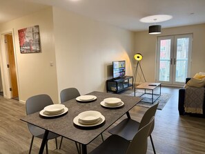 Dining - Modern 2 Bed Flat Near Deansgate & Universities - Pass the Keys (Manchester)
