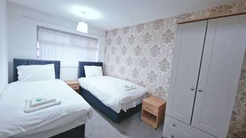 3 bedrooms, iron/ironing board, internet, bed sheets