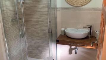 Een haardroger, handdoeken