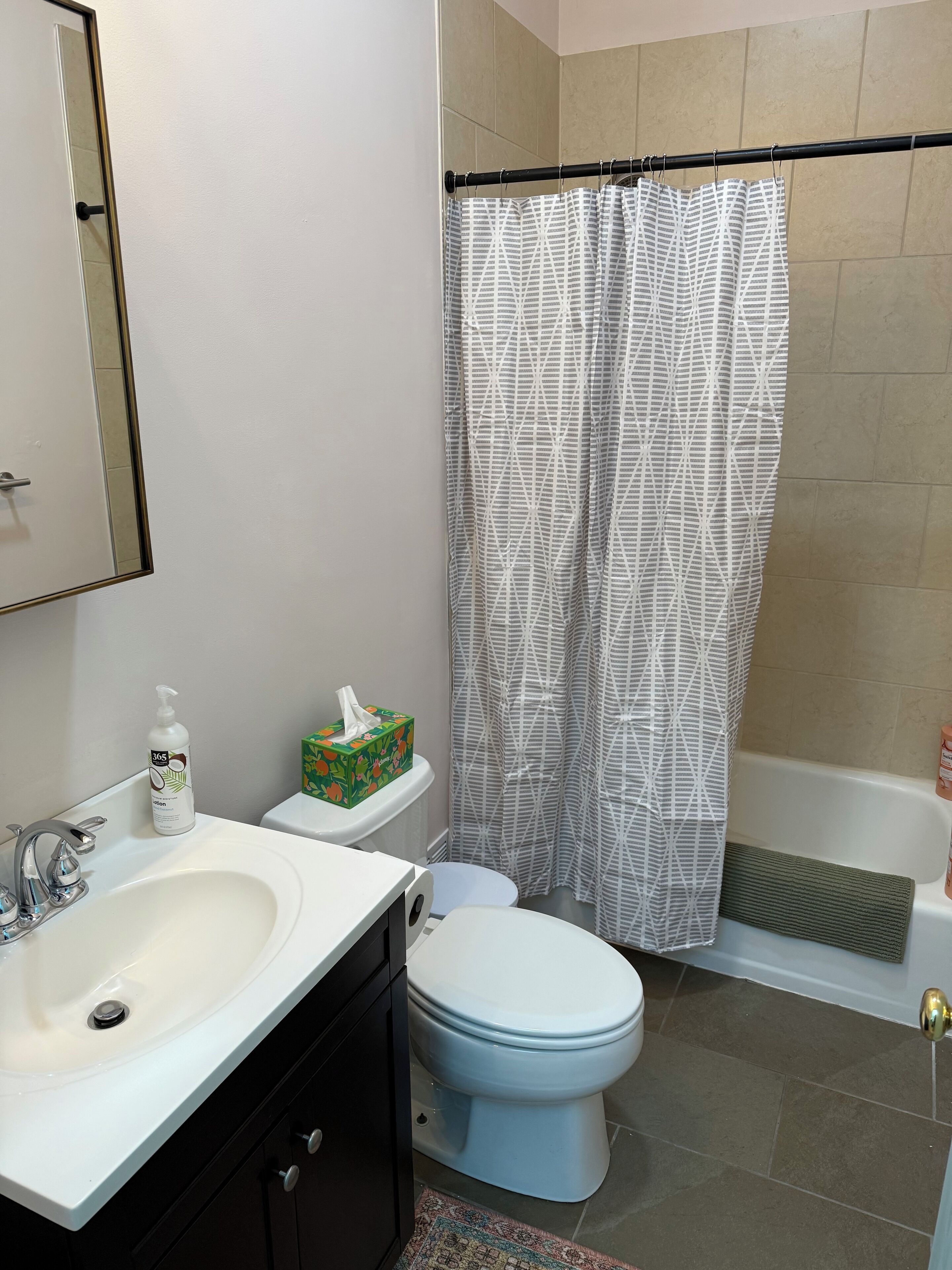 Secador de pelo, toallas, jabón, papel higiénico