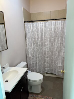 Assecador de cabells, tovalloles, sabó i paper higiènic 