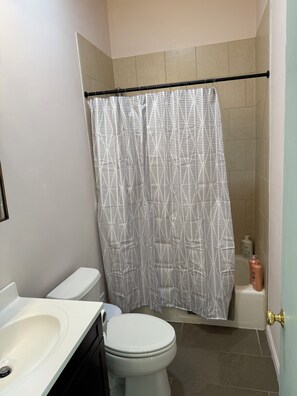 Hair dryer, towels, soap, toilet paper - Adorable 1-bedroom apartment in welcoming Cambridge (Cambridge)
