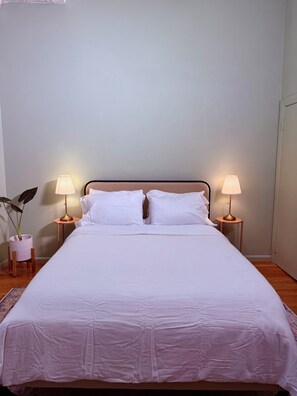 1 dormitori, planxa i posts de planxar, wifi i roba de llit 