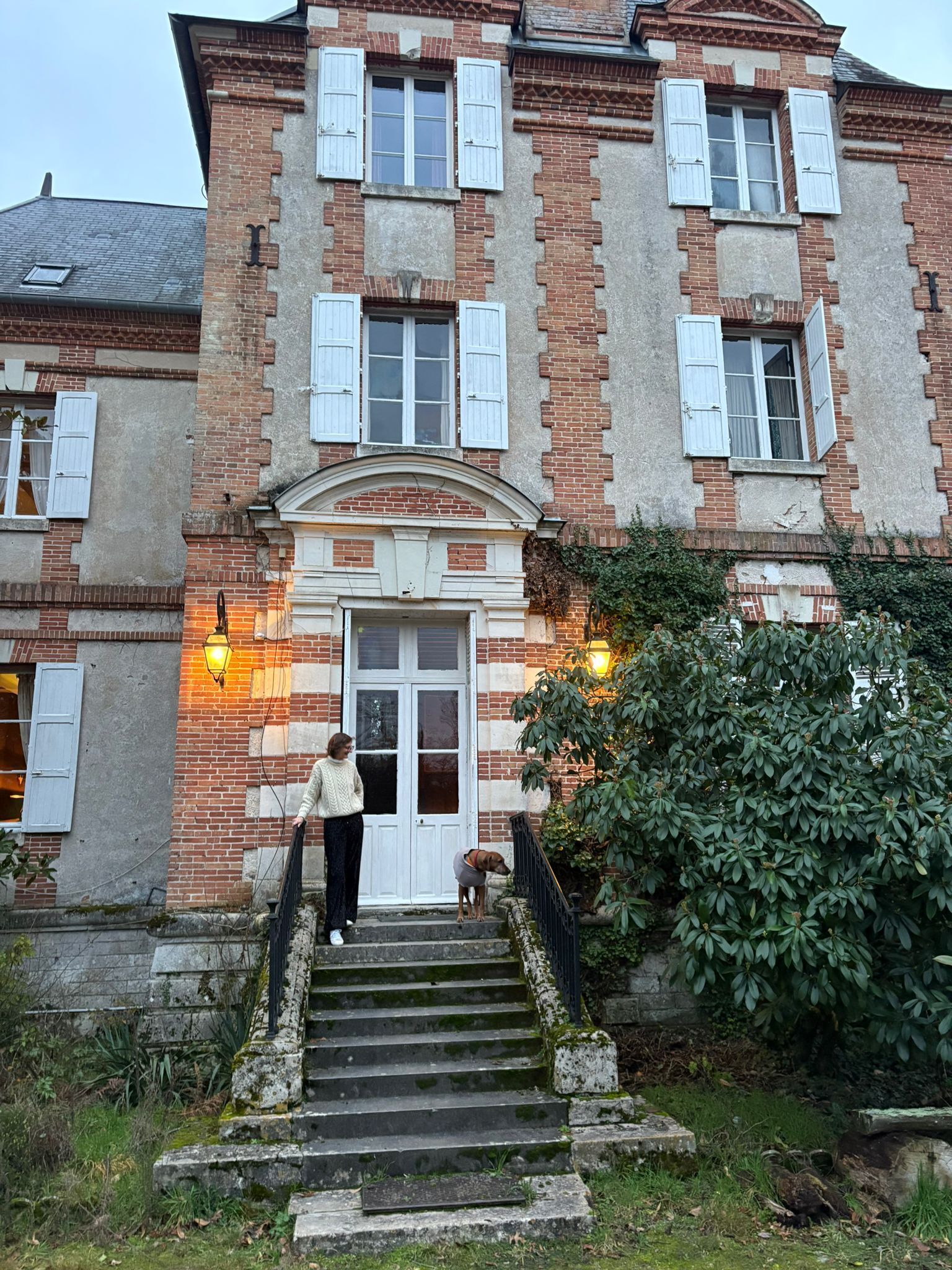 Vista frontal de la propiedad