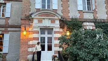 Vista frontal de la propiedad