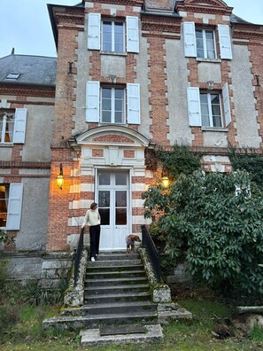 Vista frontal de la propiedad