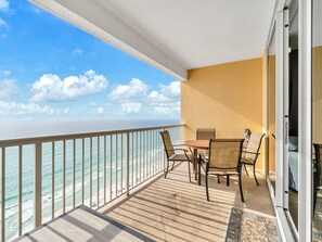 Outdoor dining - Majestic Beach Towers 1-1906 (Panama City Beach)