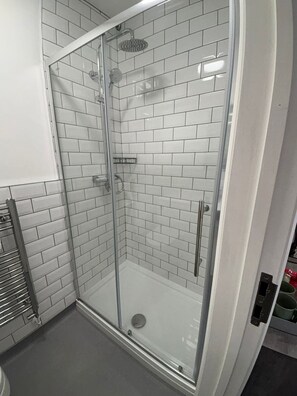 Shower, hair dryer, towels, soap - Queen-bed double room with desk, wifi & TV in friendly 1852 pub and 4-star B&B. (Mountain Ash)