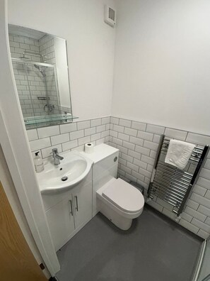 Suihku, hiustenkuivaaja, pyyhkeet, saippua