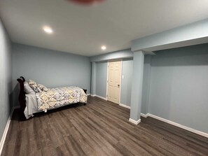 2 bedrooms, iron/ironing board, WiFi, bed sheets - Charming 2-bedroom House- Basement Apartment with AC in Fredericksburg (Fredericksburg)