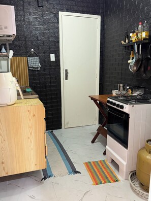 Microwave, oven, stovetop, electric kettle - Close to everything, yet safe. (Rio de Janeiro)