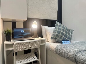 Economy-Einzelzimmer, Balkon, Stadtblick | Schreibtisch, laptopgeeigneter Arbeitsplatz, Bügeleisen/Bügelbrett