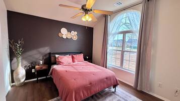 3 habitaciones, tabla de planchar con plancha, wifi y ropa de cama