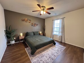 3 habitaciones, tabla de planchar con plancha, wifi y ropa de cama 