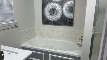 Baignoire à jets, sèche-cheveux, serviettes fournies, papier toilette